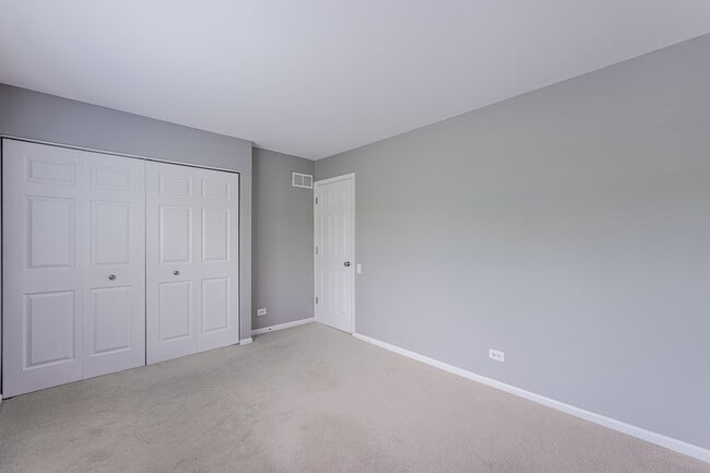 Building Photo - 1371 Braymore Cir E