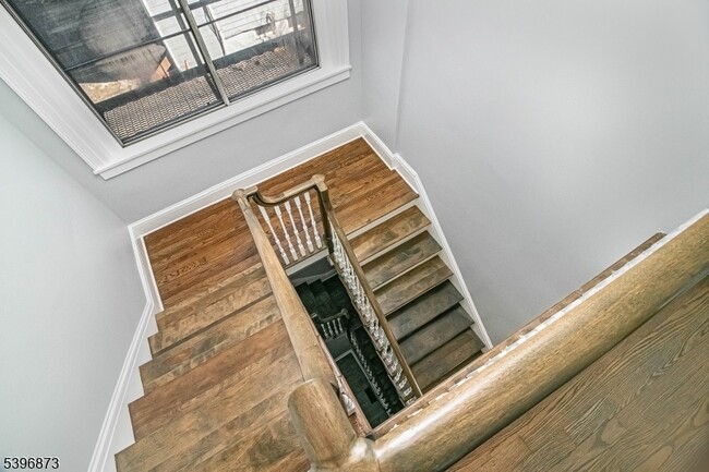 Building Photo - 10 Codington Pl