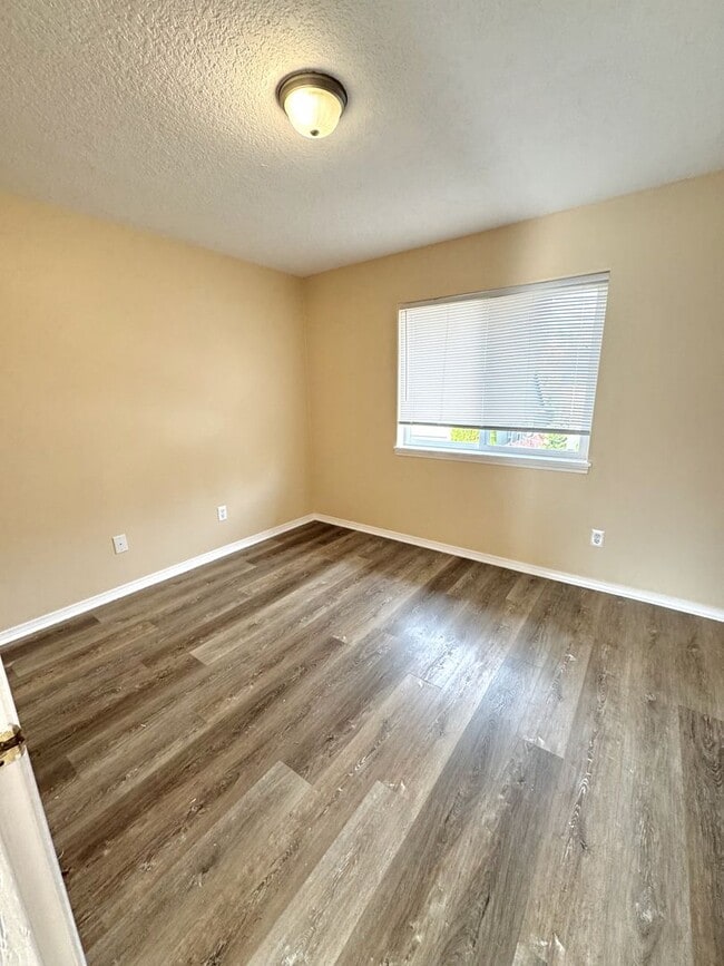 Building Photo - 14611 SE Lone Pine Dr