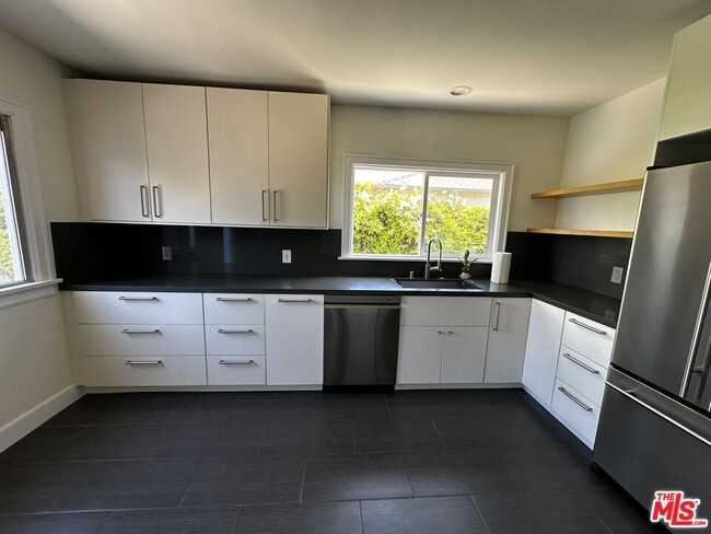 Building Photo - 1101 Palms Blvd
