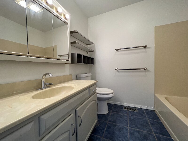 Building Photo - 1755 Fountainbleu Dr