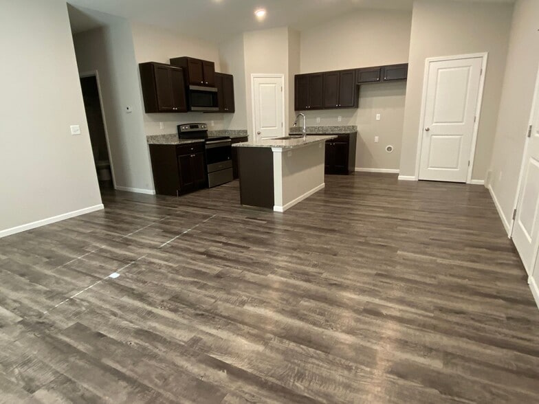 Building Photo - 427 S Longbranch Dr