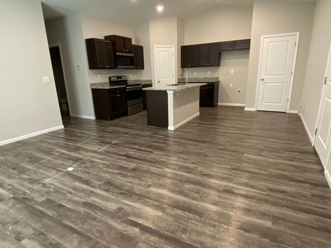 Building Photo - 427 S Longbranch Dr