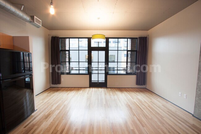 Building Photo - Vibrant One Bedroom Loft w/ City Views In ...