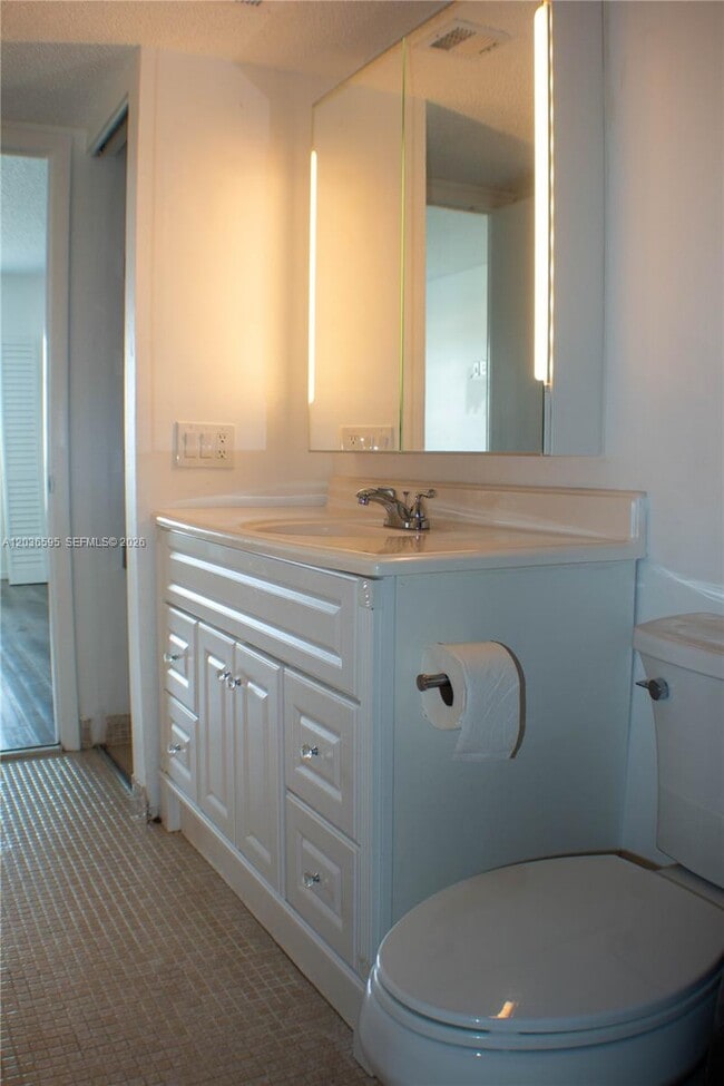 Building Photo - 4164 Inverrary Dr