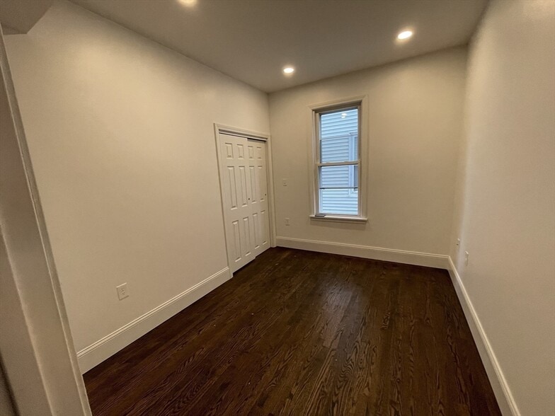 Building Photo - 204 E Eagle St