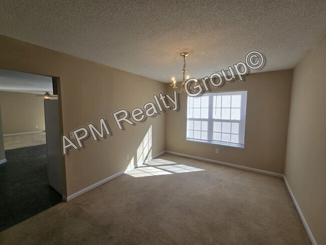 Building Photo - Spacious three bedroom home in the Northeast