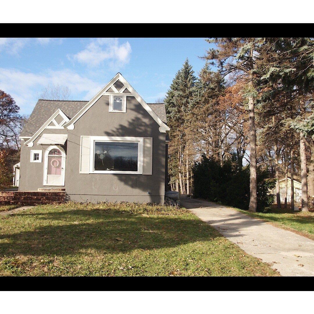 Building Photo - 921 Fuller Ave NE