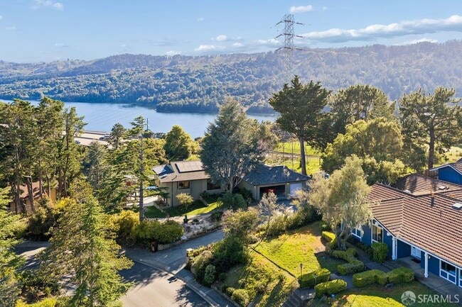 Building Photo - 1435 Lakeview Dr