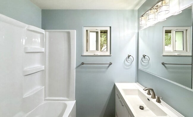 Building Photo - 2324 Woodbrook Cir N