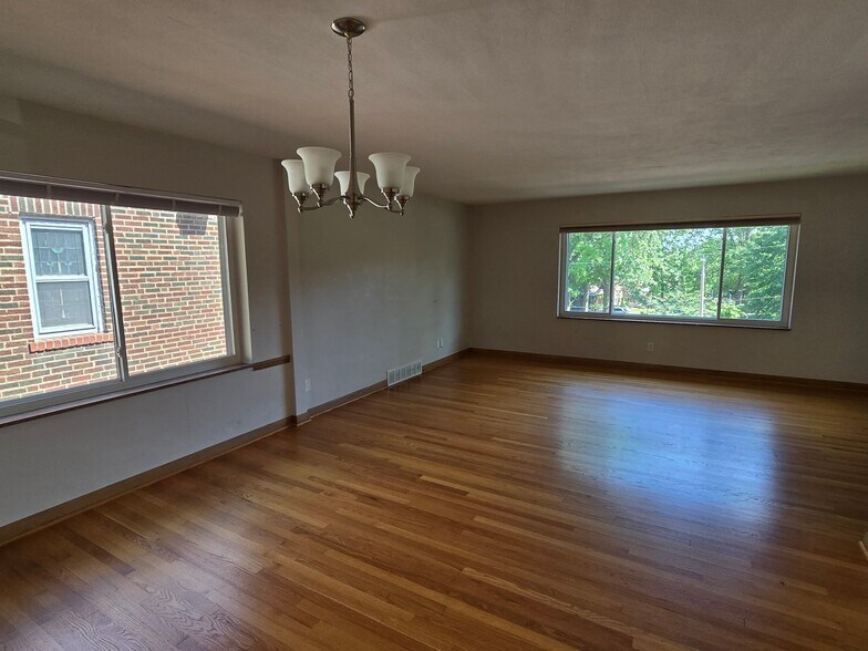 Building Photo - 7729 Brookline Terrace