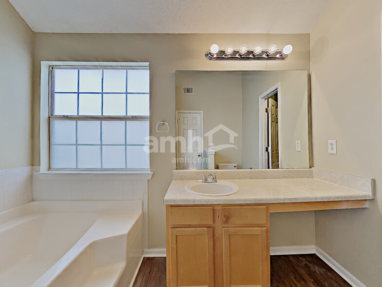 Building Photo - 716 Fletcher Dr