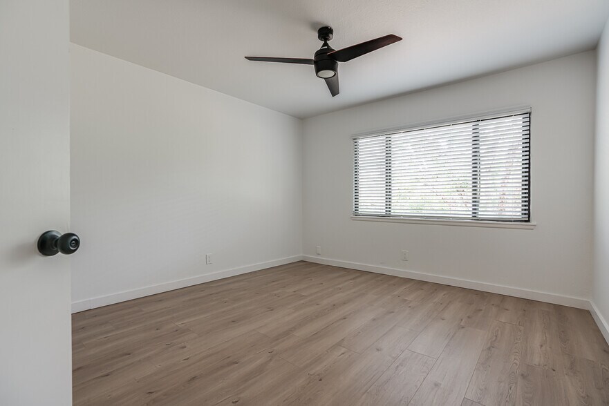 Building Photo - 568 W Quill Dr