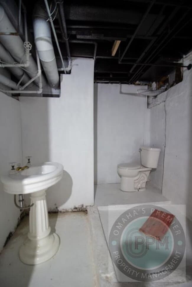 Building Photo - Charming 3+ Bedroom / 2 Bathroom Home | Ne...
