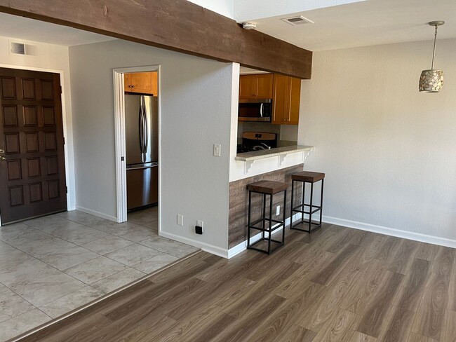 Building Photo - Completely Remodeled Townhouse in Fashion ...