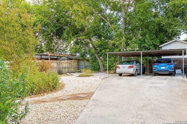 Building Photo - 611 W Ridgewood Ct