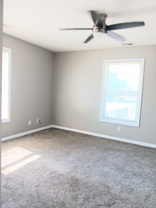 Building Photo - Spacious Condo with Modern Comforts