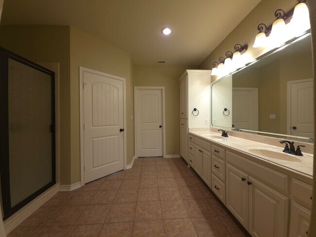 Building Photo - BEAUTIFUL and SPACIOUS 3-bedroom, 2-bathro...