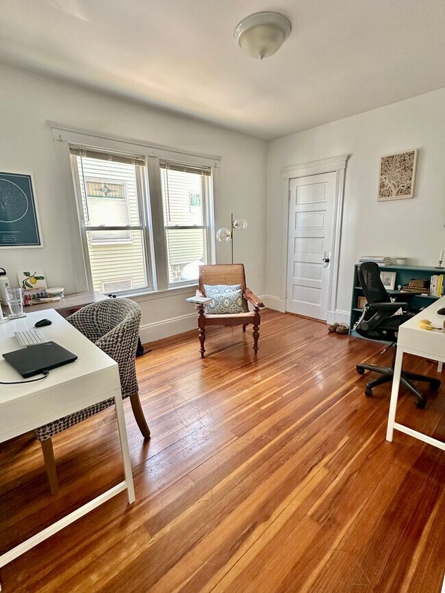 Building Photo - The Perfect 2bed/1bath with Porch, Private...