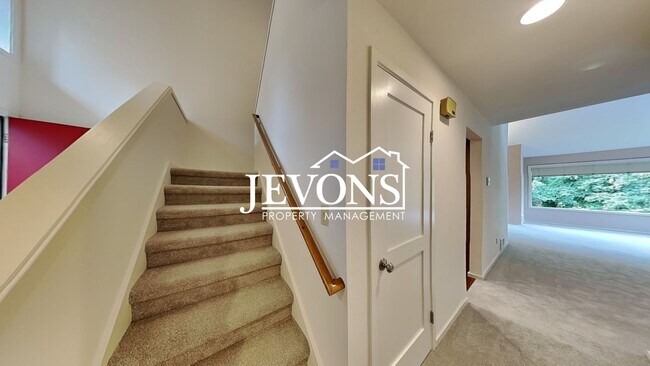Building Photo - Top-floor 2-level condo with brand-new kit...