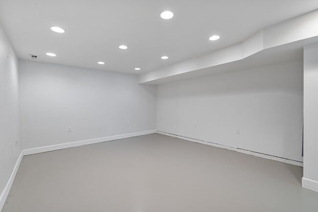 Building Photo - Inviting, remodeled 3-bdr/1.5-bath in Division/Hawthorne duplex—Privacy, A/C, parking, & storage