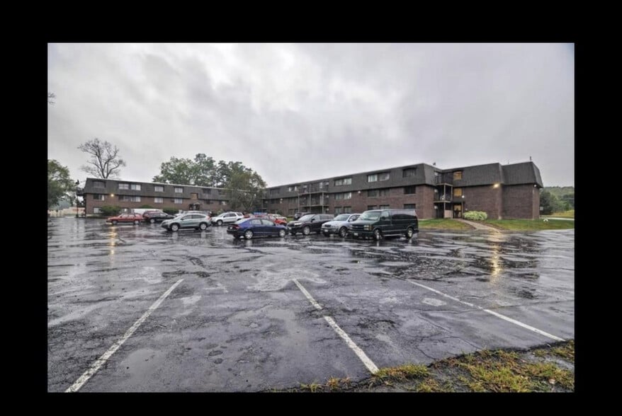 Building Photo - 688 Boston Post Rd E