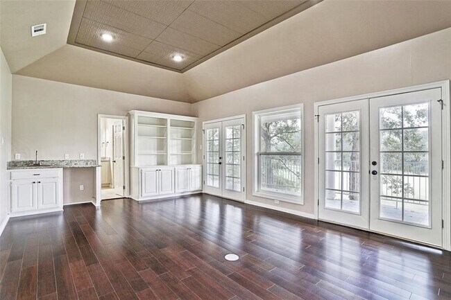 Building Photo - 16006 Piney Links