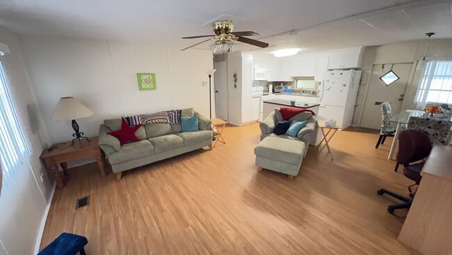 Building Photo - Beautiful 2 bedroom 2 bath mobile home for rent in 55+ community in south Tampa