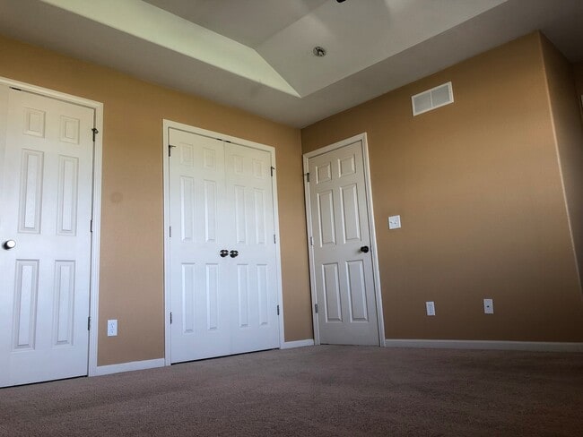 Building Photo - SPACIOUS SINGLE FAMILY IN GREAT LOCATION