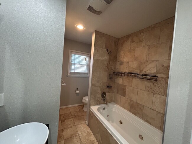 Building Photo - Beautiful, Spacious 4 Bedroom Close to Tex...
