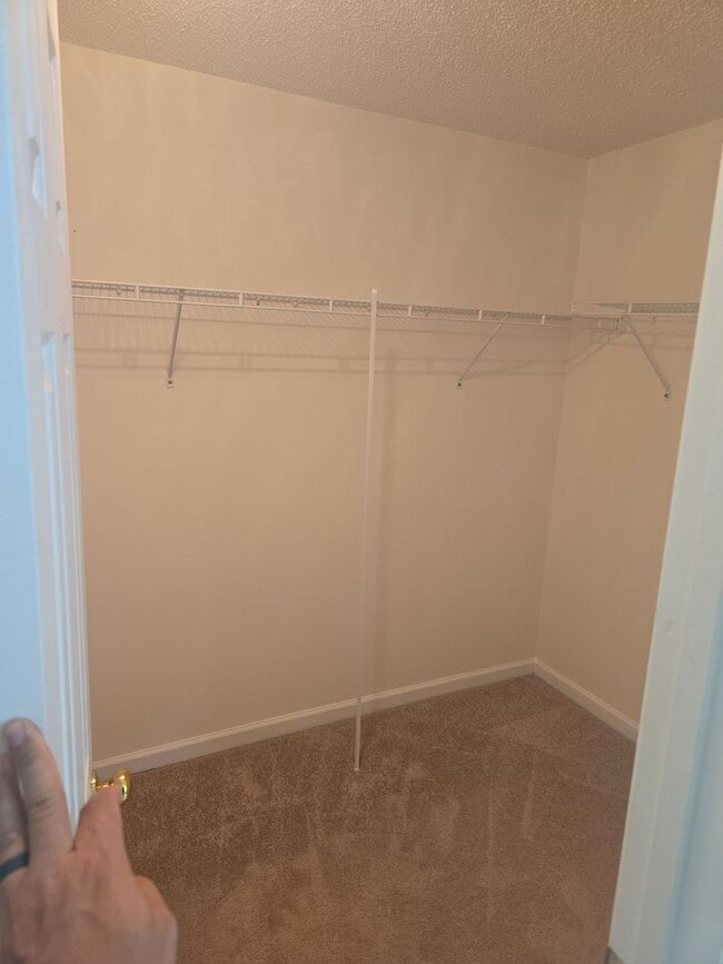 Building Photo - 3 bedroom, 2 bath home in a great area nea...