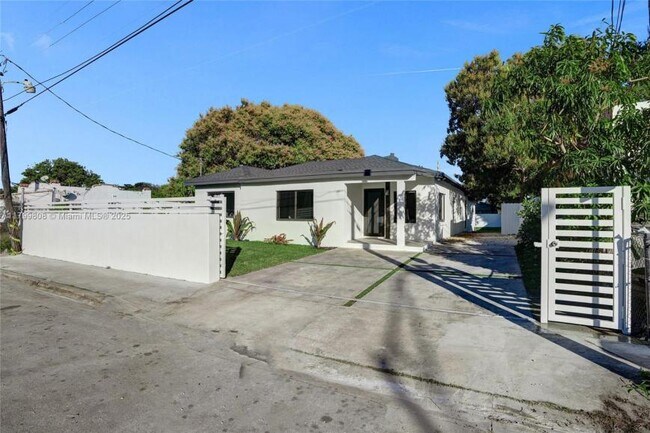 Building Photo - 3 bedroom in Miami FL 33150