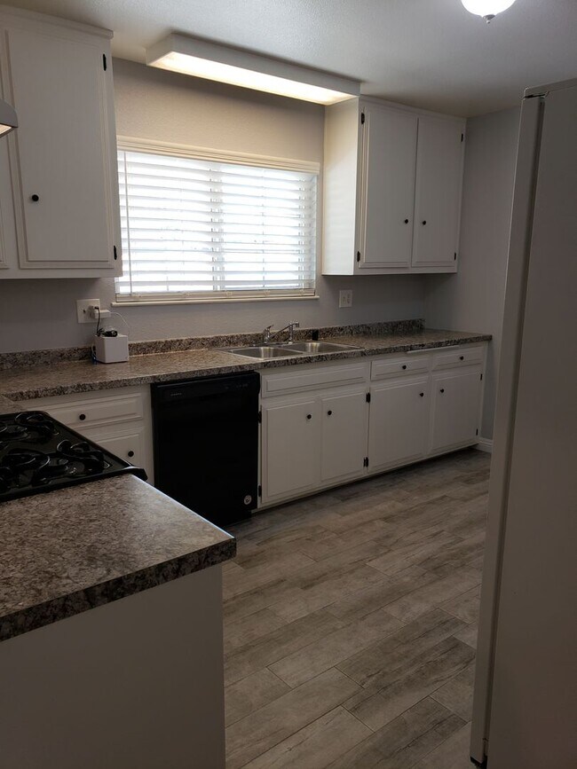 Building Photo - Single Family Residence Located on The Mesa