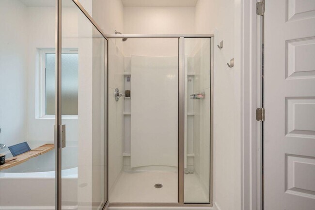 Building Photo - 3 Bedroom plus office/flex space in Crestv...