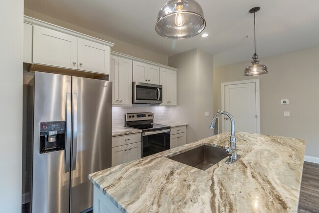 Building Photo - 500 Edgewater Cir