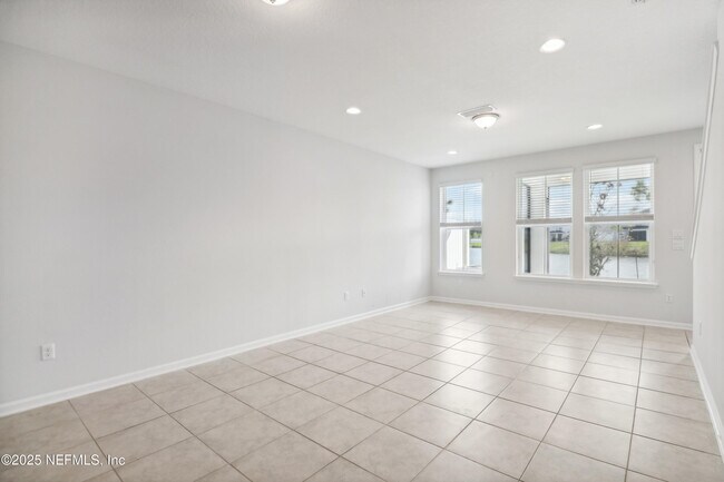 Building Photo - 260 Brandon Lks Dr