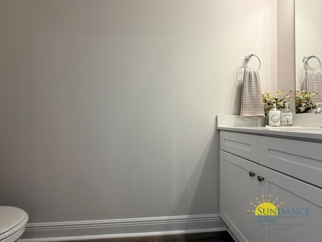 Building Photo - Stunning 3 Bedroom Townhouse in Brittany Oaks!