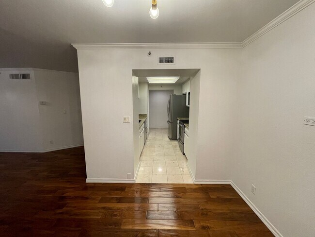 Building Photo - 600 W 9th St