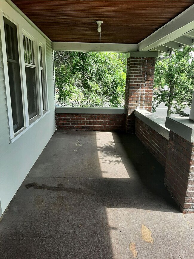Interior Photo - (2001 9th Ave)