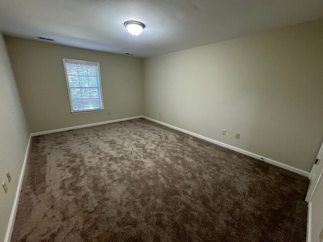 Building Photo - Clean 4/3.5 Townhouse in Armuchee- $1,795