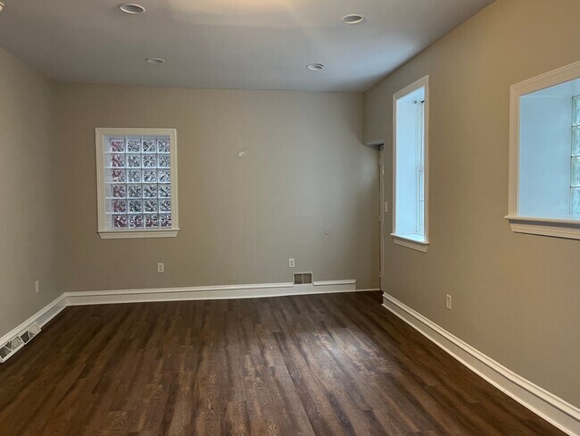 Building Photo - Spacious 4 Bedroom House in Southside Flats!