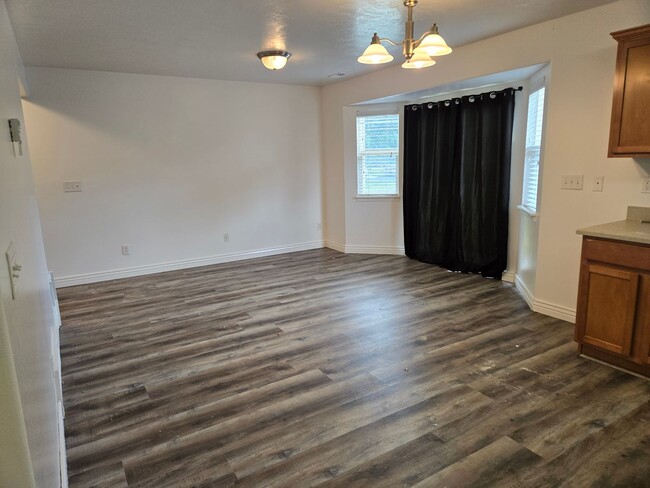 Building Photo - Beautiful 4 Bedroom 2.5 Bath Townhome in S...