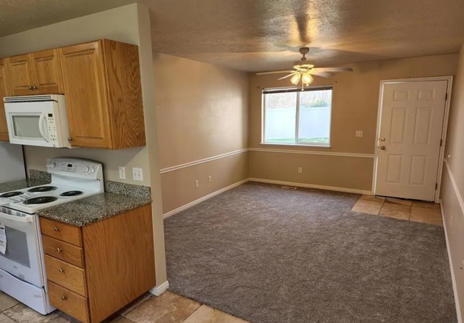 Building Photo - 2 Bed 1 Bath Upper Condo - with Optix inte...