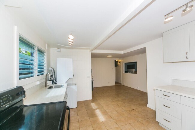 Building Photo - Lulani Ocean (Kaneohe) Single family home:...