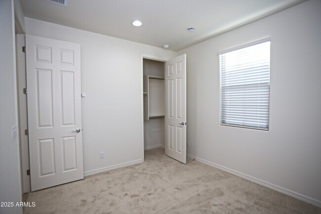 Building Photo - 1005 W Finch Dr