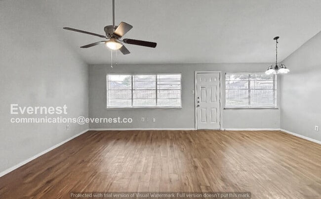 Building Photo - 3 Bed, 2 Bath Home with Garage and Fenced Yard / Pet-Friendly /Available Now!