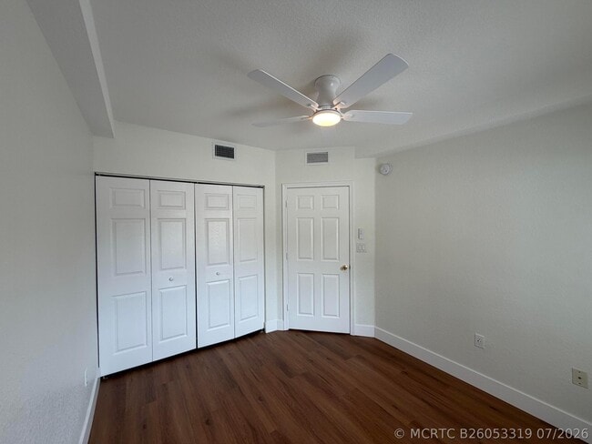 Building Photo - 1095 Golden Lakes Blvd