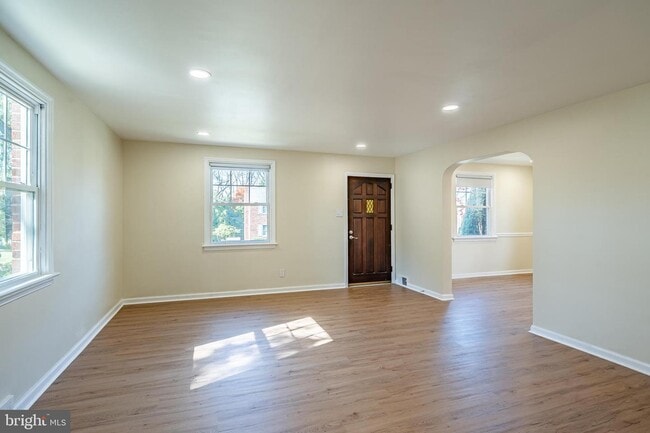 Building Photo - 33 Sterner Ave