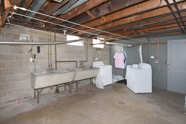 Building Photo - 3151 Glendale Ave