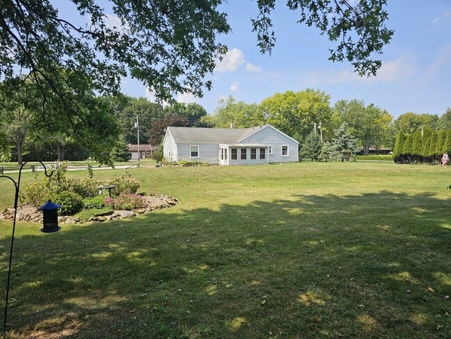 Building Photo - 7759 W Ridge Rd